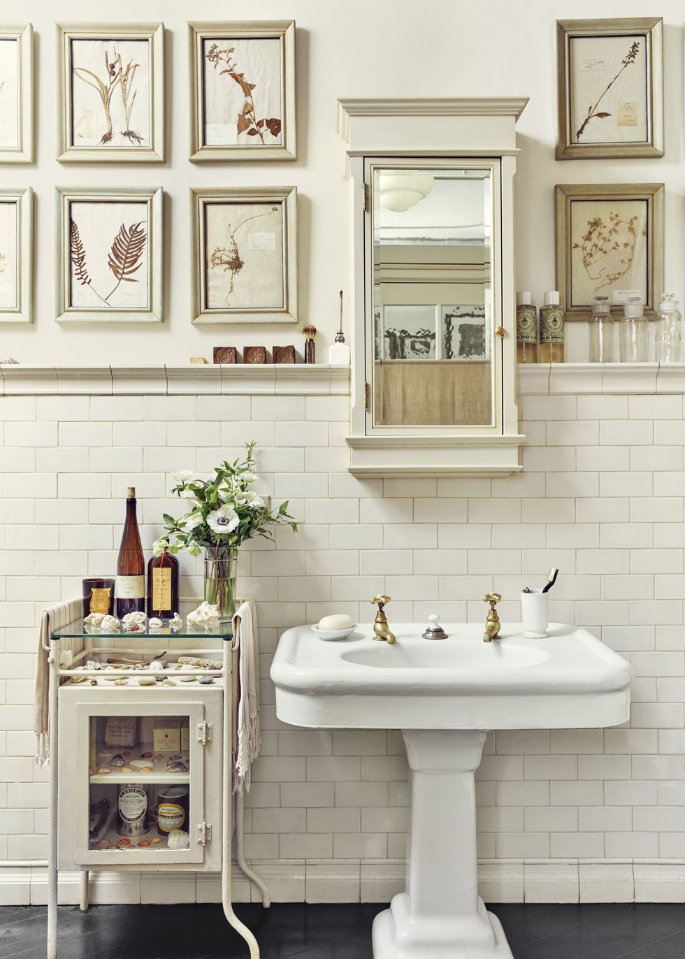 Warm neutral washroom Vitalizing Half Bathroom Ideas That Refreshing Your Half Space In A Right Way