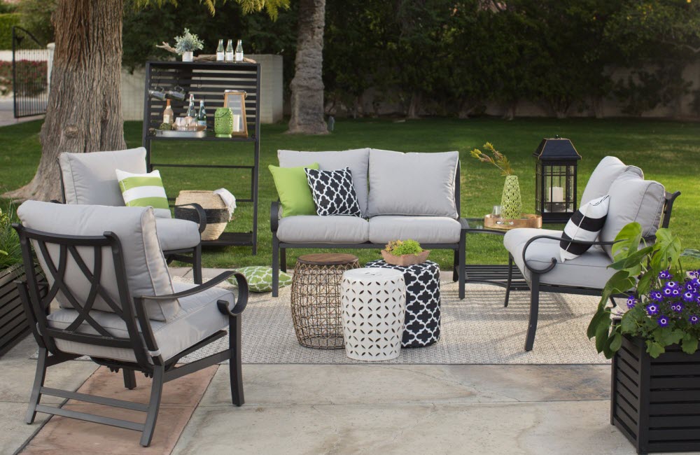 Outdoor-modern-decor-garden-stools-pillows_paca026