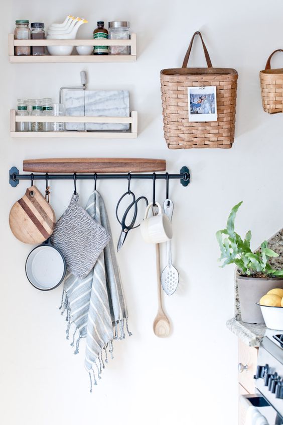 13-baskets-and-a-metal-holder-for-wall-storage