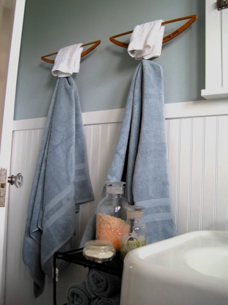 Hangers-towel-storage-hack-e1458680787288