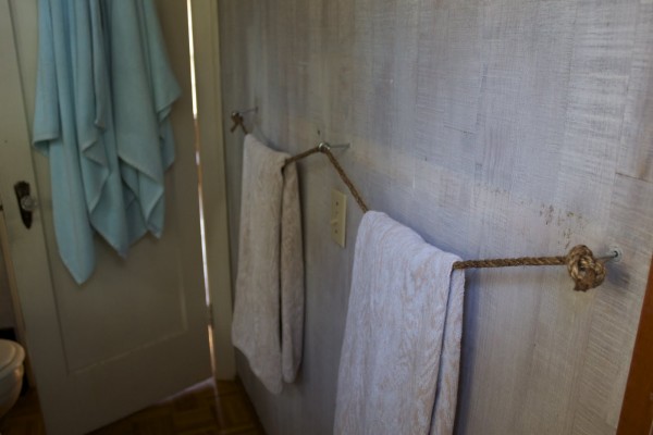 Rope-towel-rack-bathroom-e1458684442805