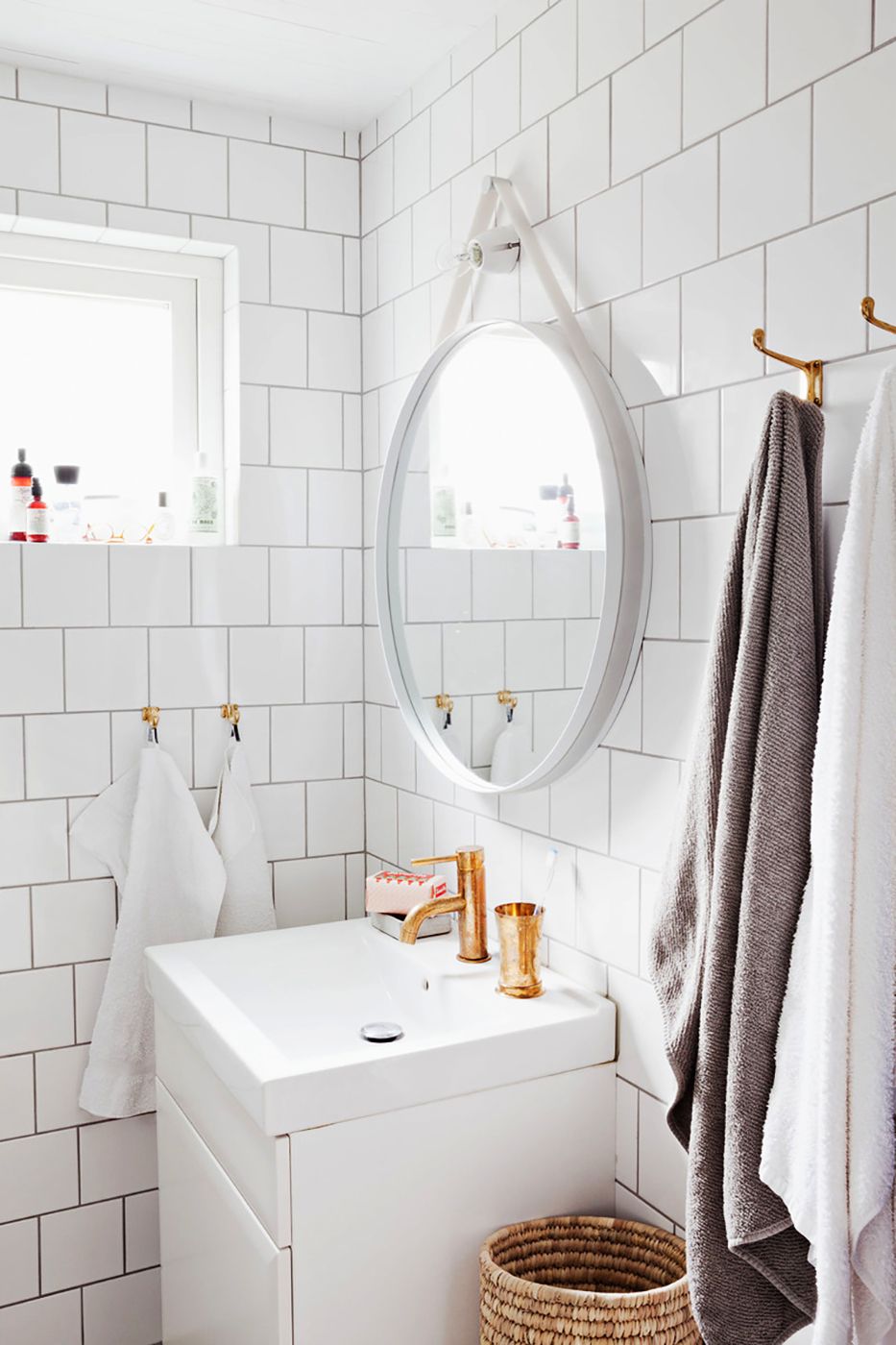 Small-bathroom-storage-ideas-hooks-1580423251