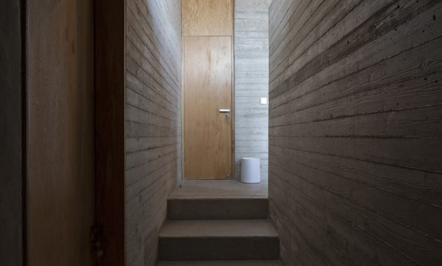 159437558524524_steps_lead_to_bedroom_perspective_from_door_of_bedrooms_chengzhi