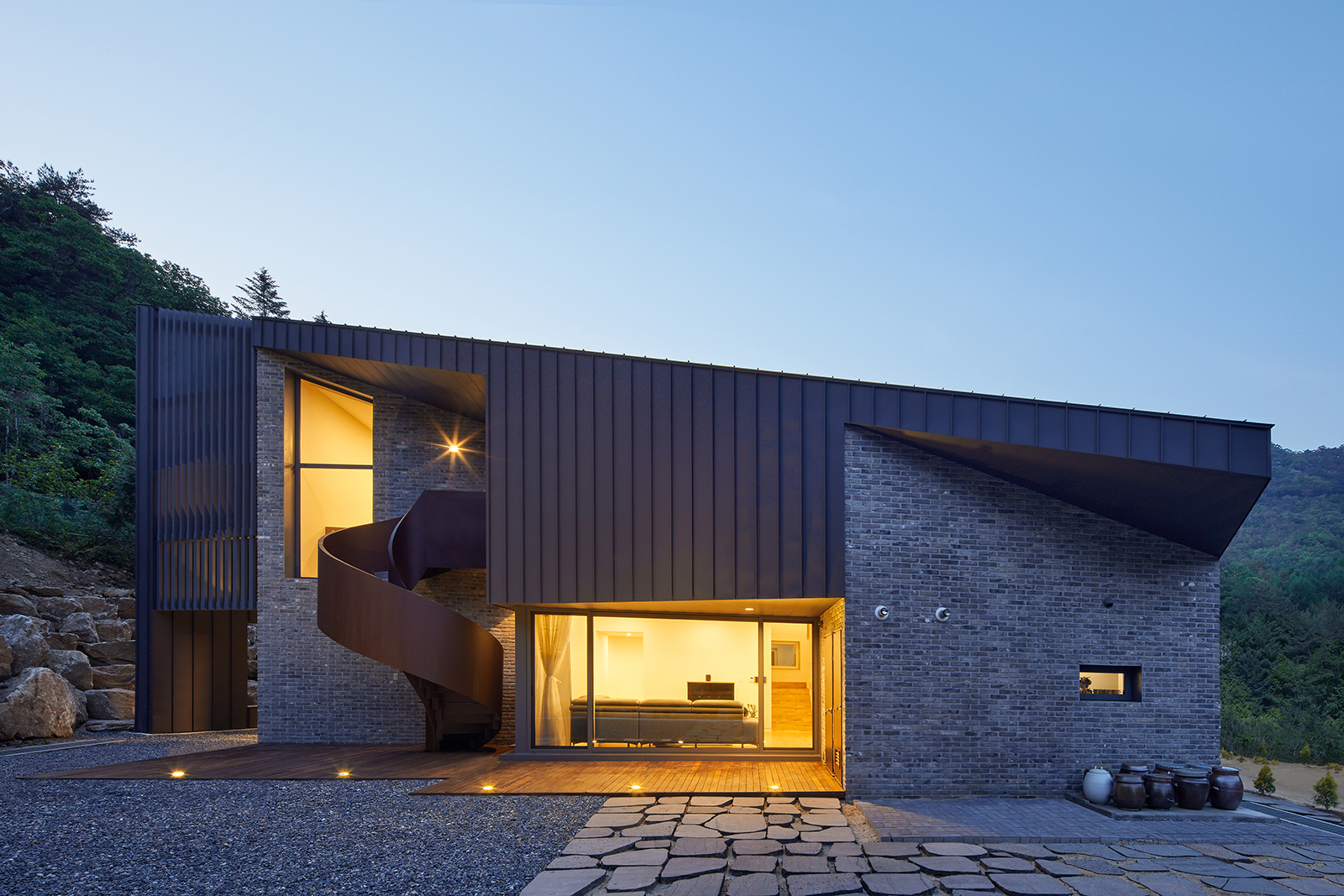 1594819233176studio_eon_slope_house-w03-1