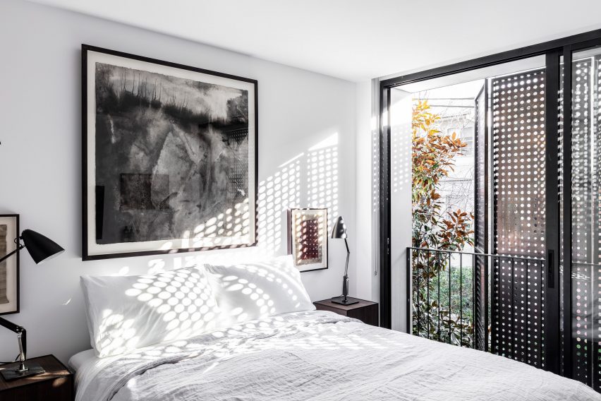Chimney-house-atelier-dau-sydney_dezeen_2364_col_0-1-852x568-1