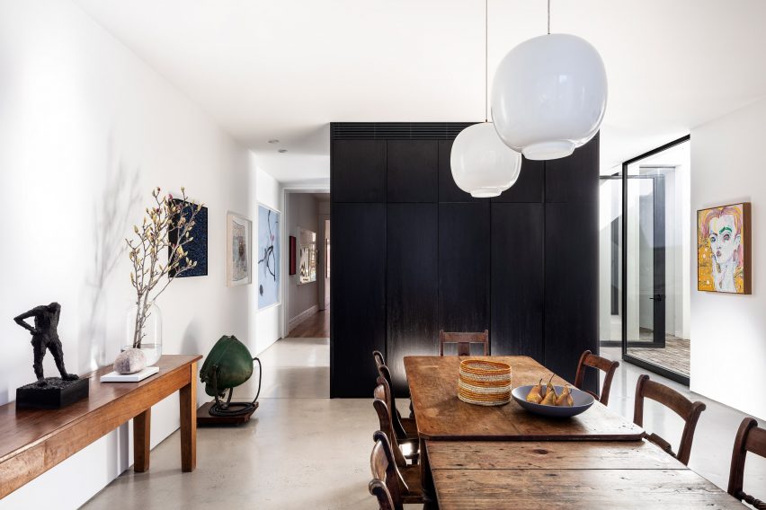Chimney-house-atelier-dau-sydney_dezeen_2364_col_4-852x568-1