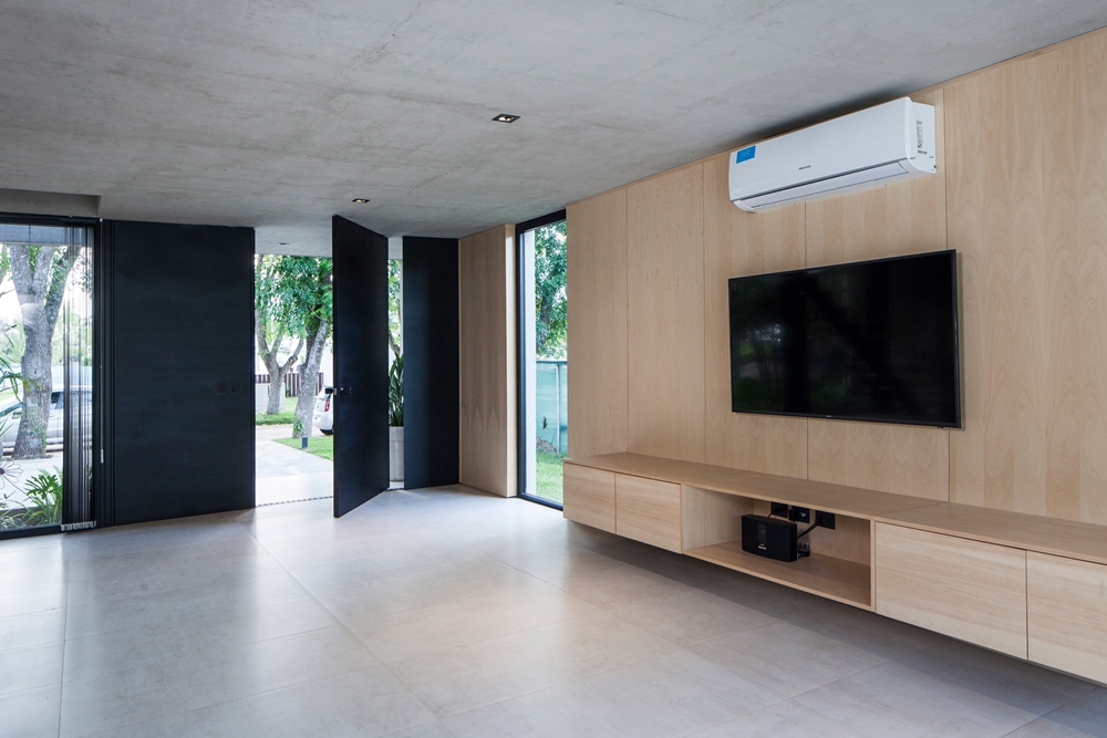 Black-house-v2-arquitectos-city-bell-la-plata-argentina_dezeen_2364_col_10
