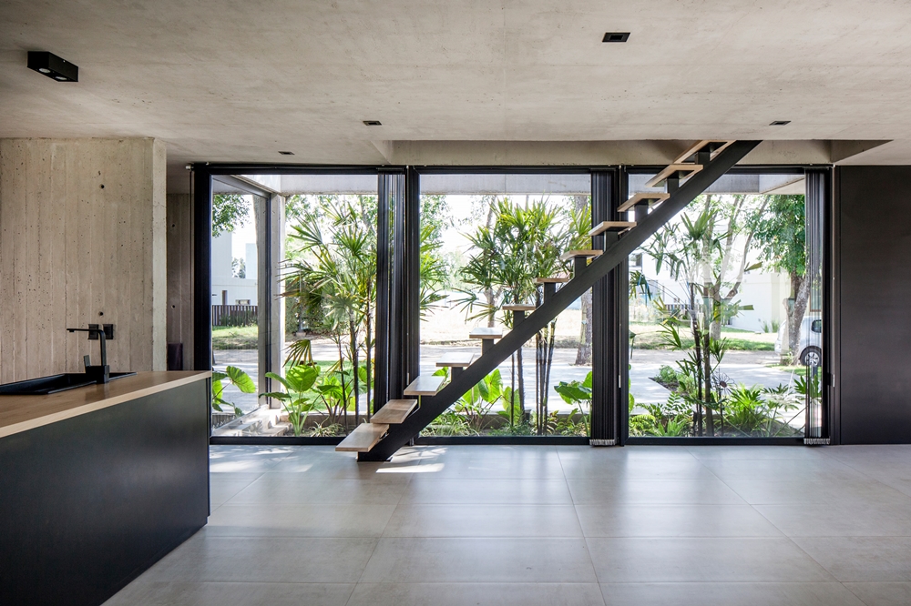 Black-house-v2-arquitectos-city-bell-la-plata-argentina_dezeen_2364_col_6