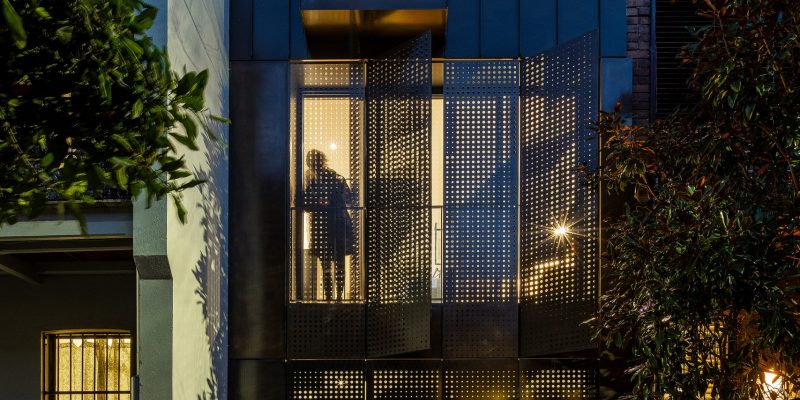 Chimney-house-atelier-dau-sydney_dezeen_2364_col_0-scaled-1