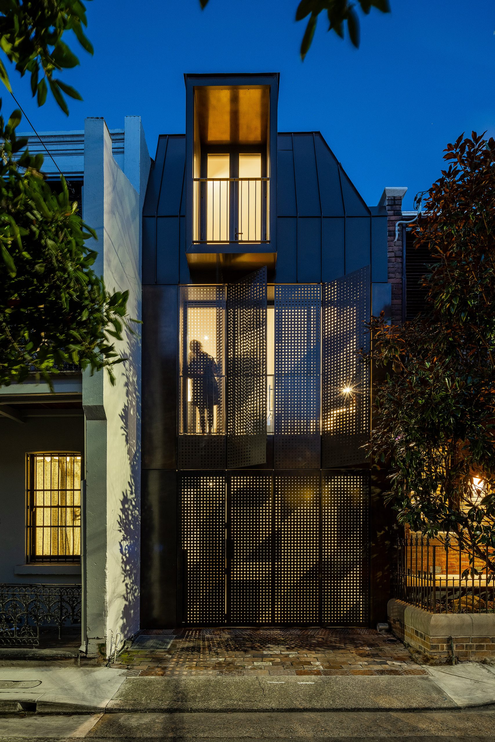 Chimney-house-atelier-dau-sydney_dezeen_2364_col_0-scaled-1