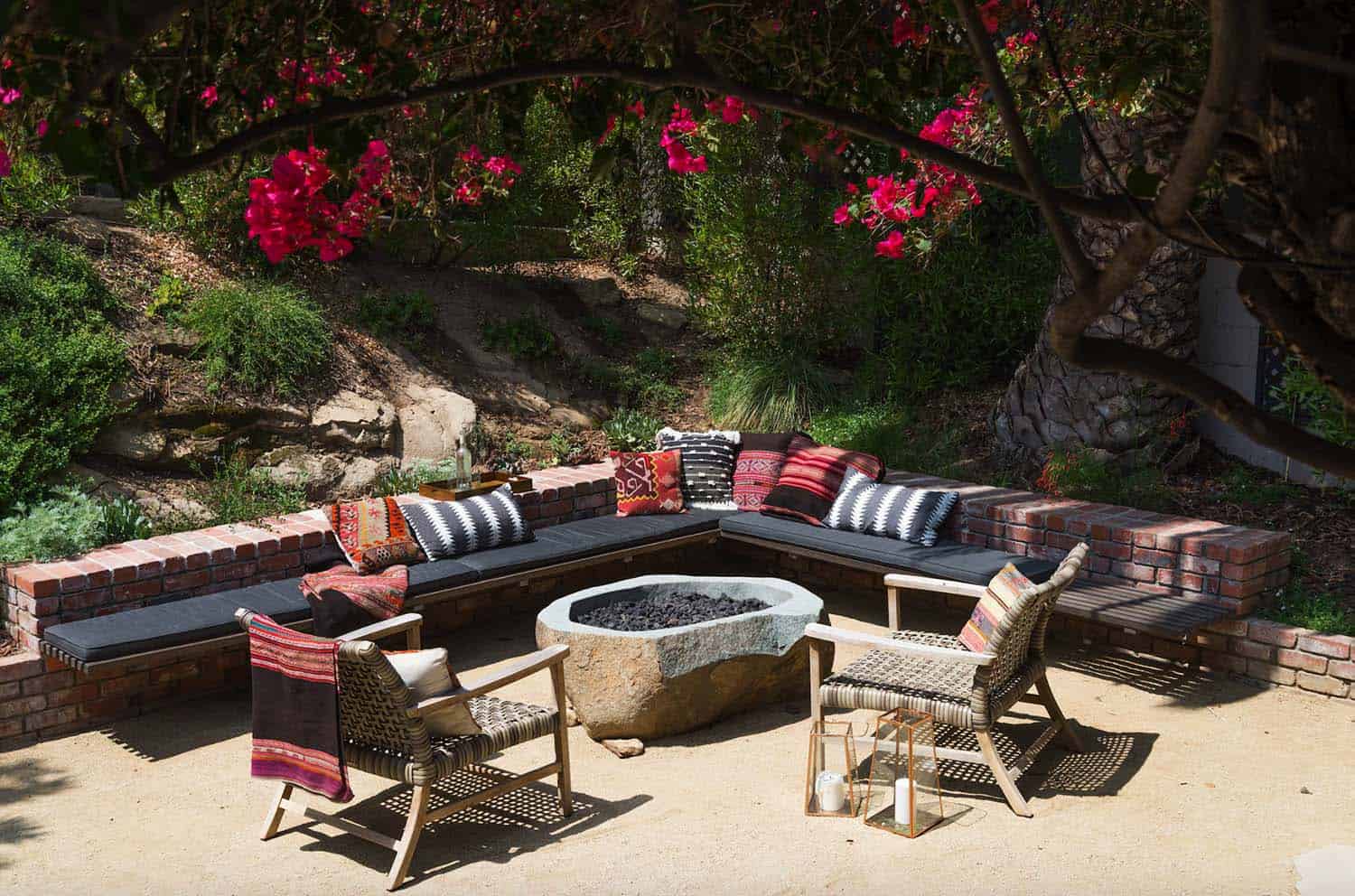 Inspiring-backyard-fire-pit-ideas-04-1-kindesign