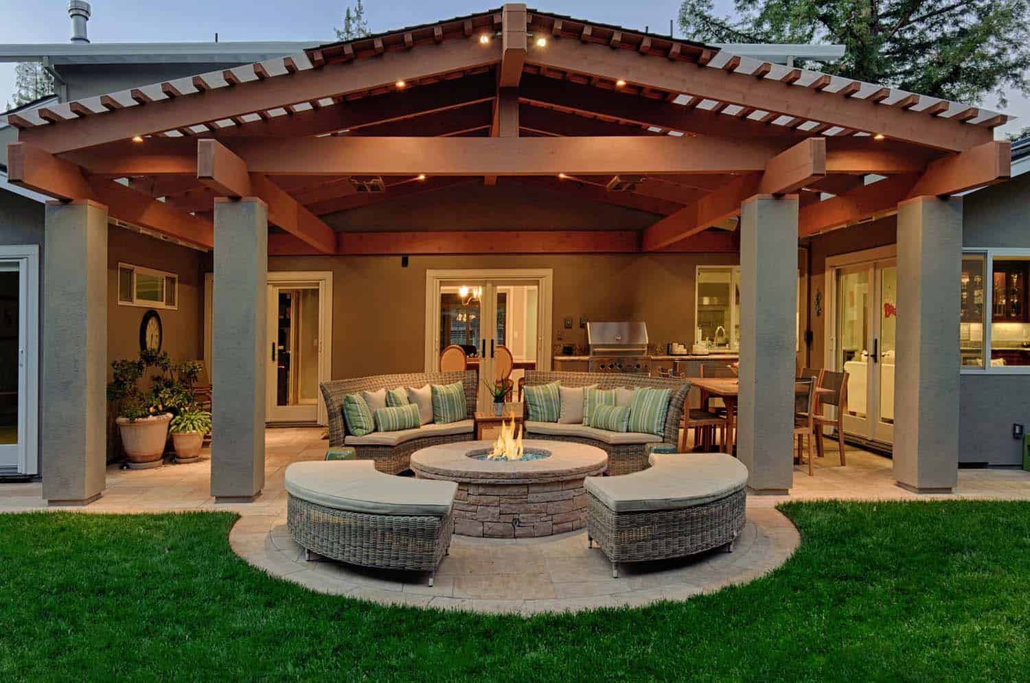 Inspiring-backyard-fire-pit-ideas-13-1-kindesign