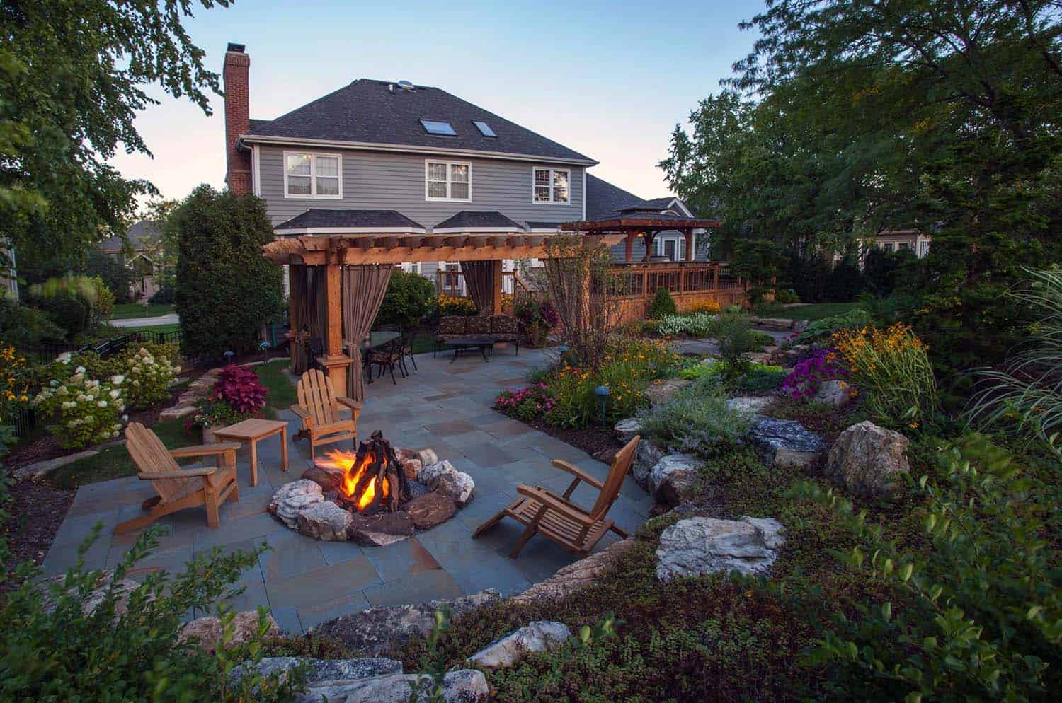 Inspiring-backyard-fire-pit-ideas-14-1-kindesign