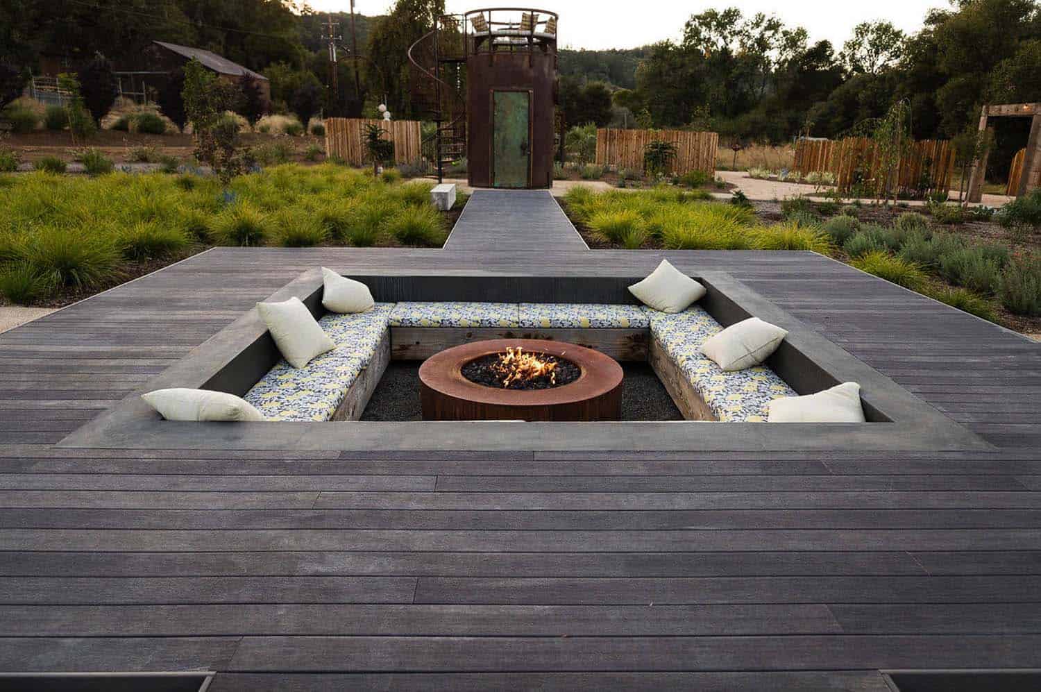 Inspiring-backyard-fire-pit-ideas-19-1-kindesign-1