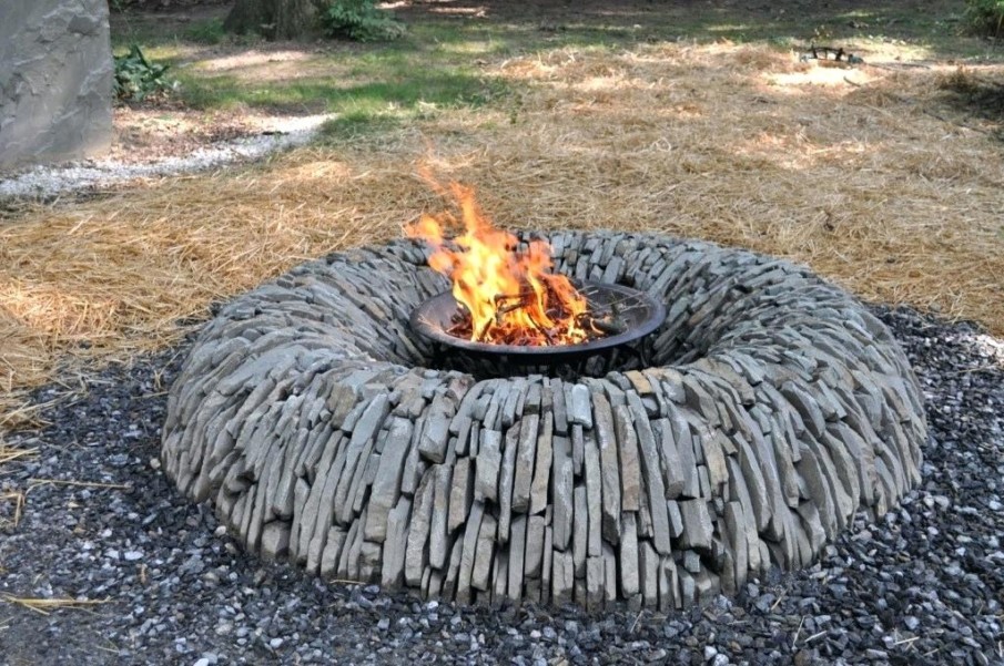 Amazing-flagstone-fire-pit-design