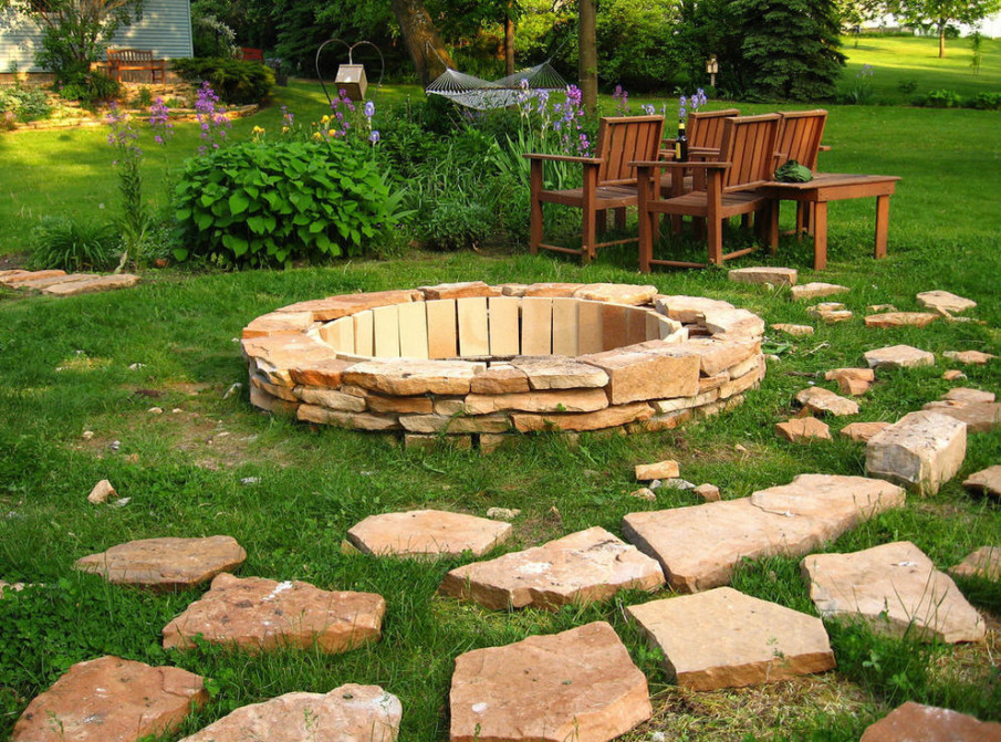 Flagstone-and-brick-fire-pit-ideas