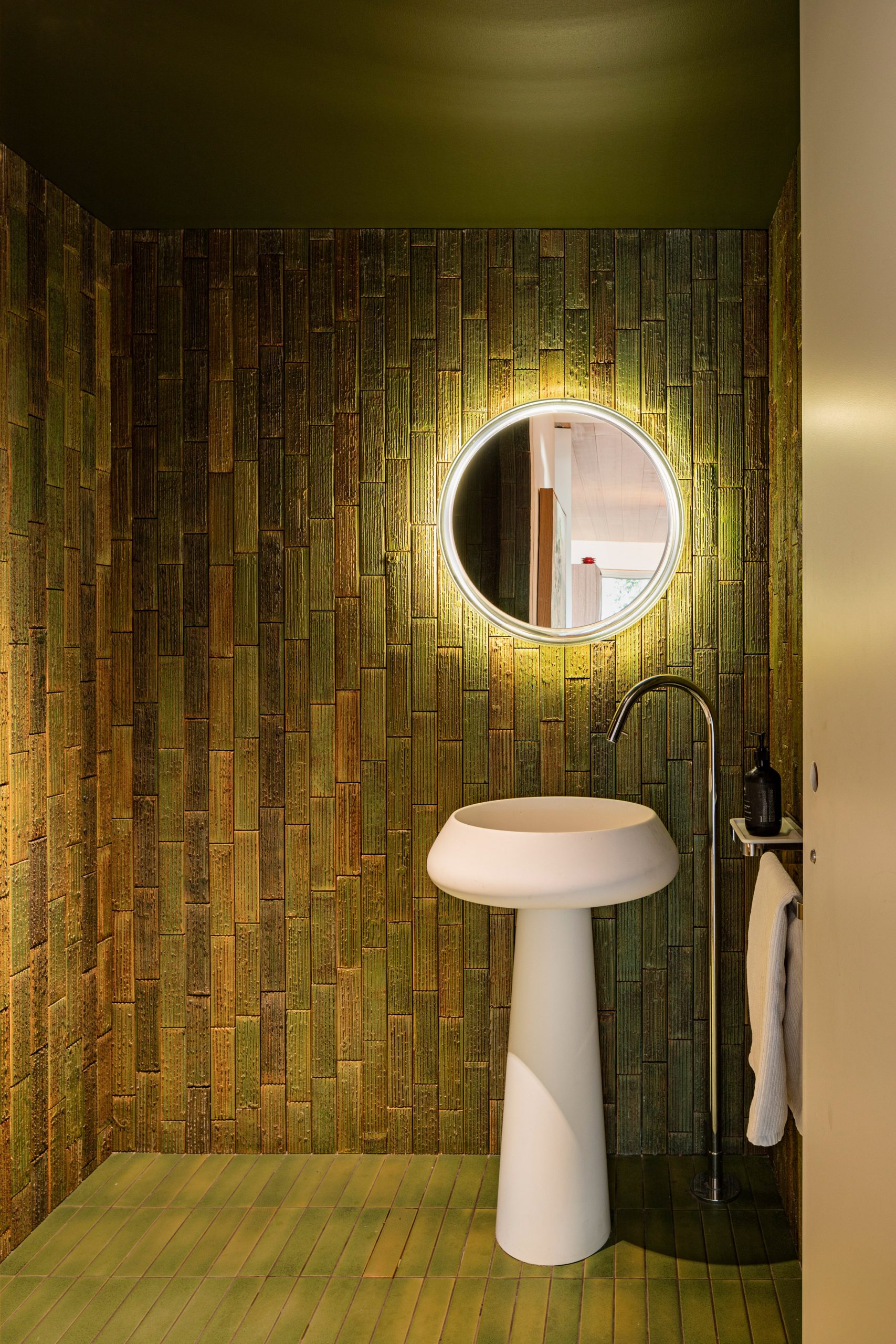 Kew-residence-john-wardle-architects-house-australia_dezeen_2364_col_14-scaled-1