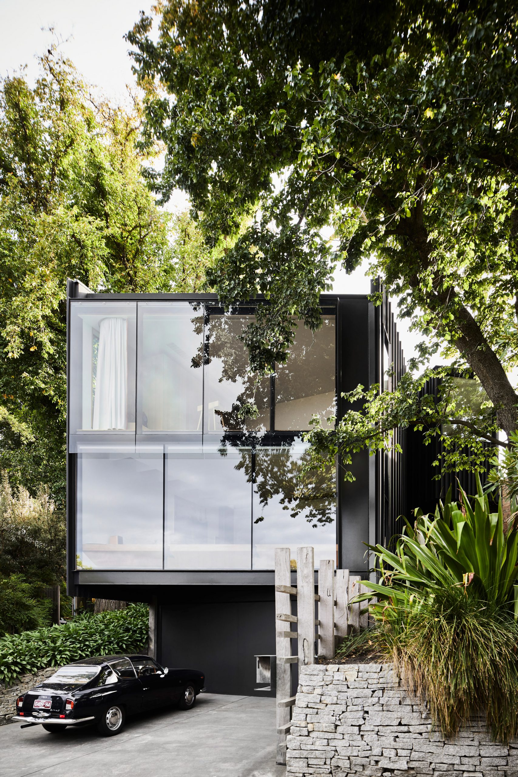 Kew-residence-john-wardle-architects-house-australia_dezeen_2364_col_17-scaled-1