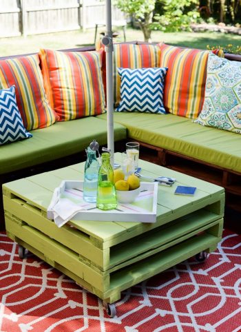 03-rolling-patio-table-with-umbrella-shade-pallet-project-homebnc