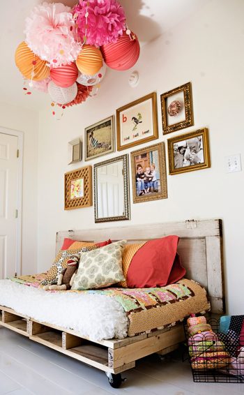 05-cozy-roll-away-daybed-pallet-furniture-ideas-homebnc