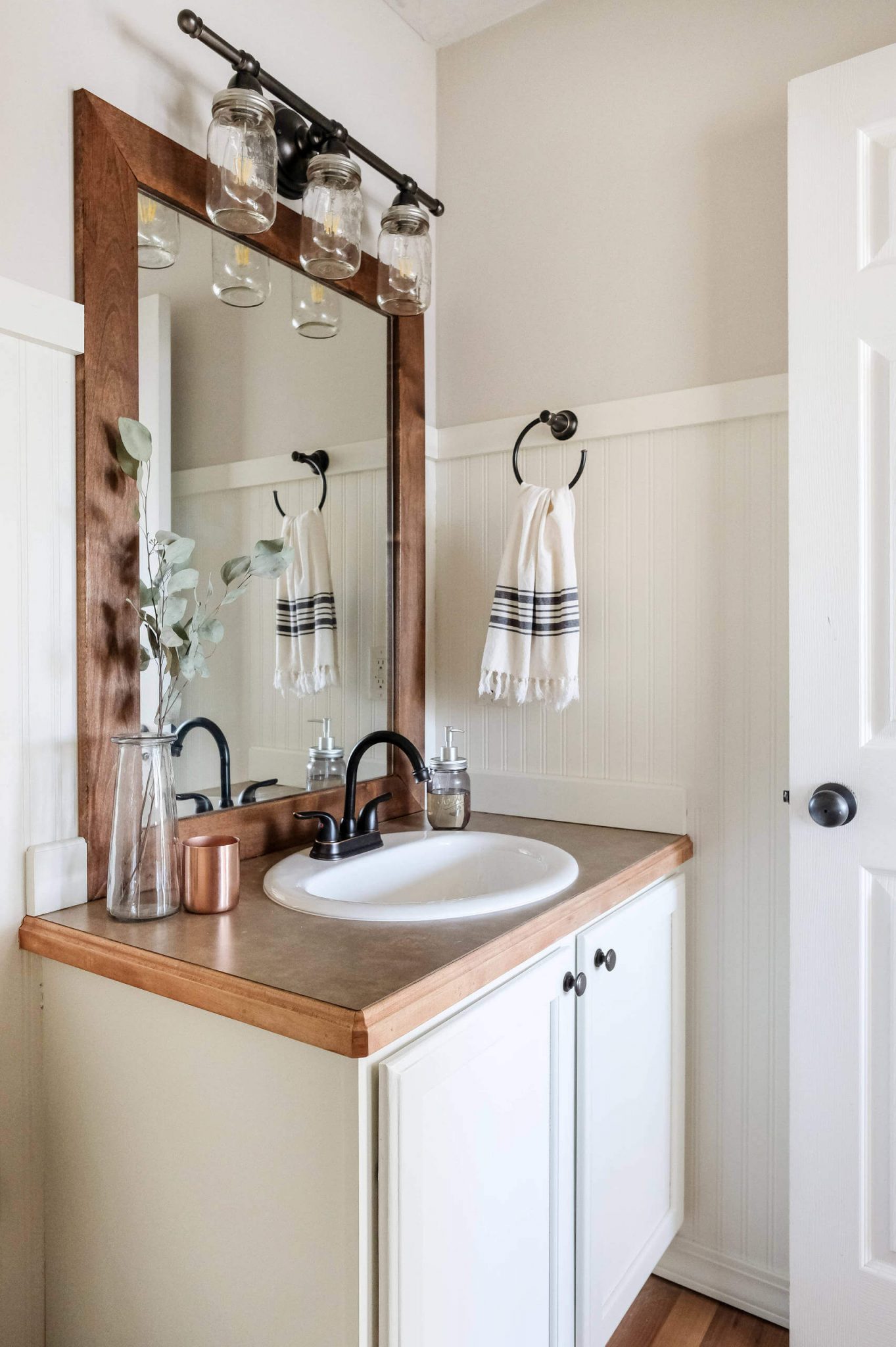 05b-farmhouse-bathroom-design-decor-ideas-homebnc-1363x2048-1