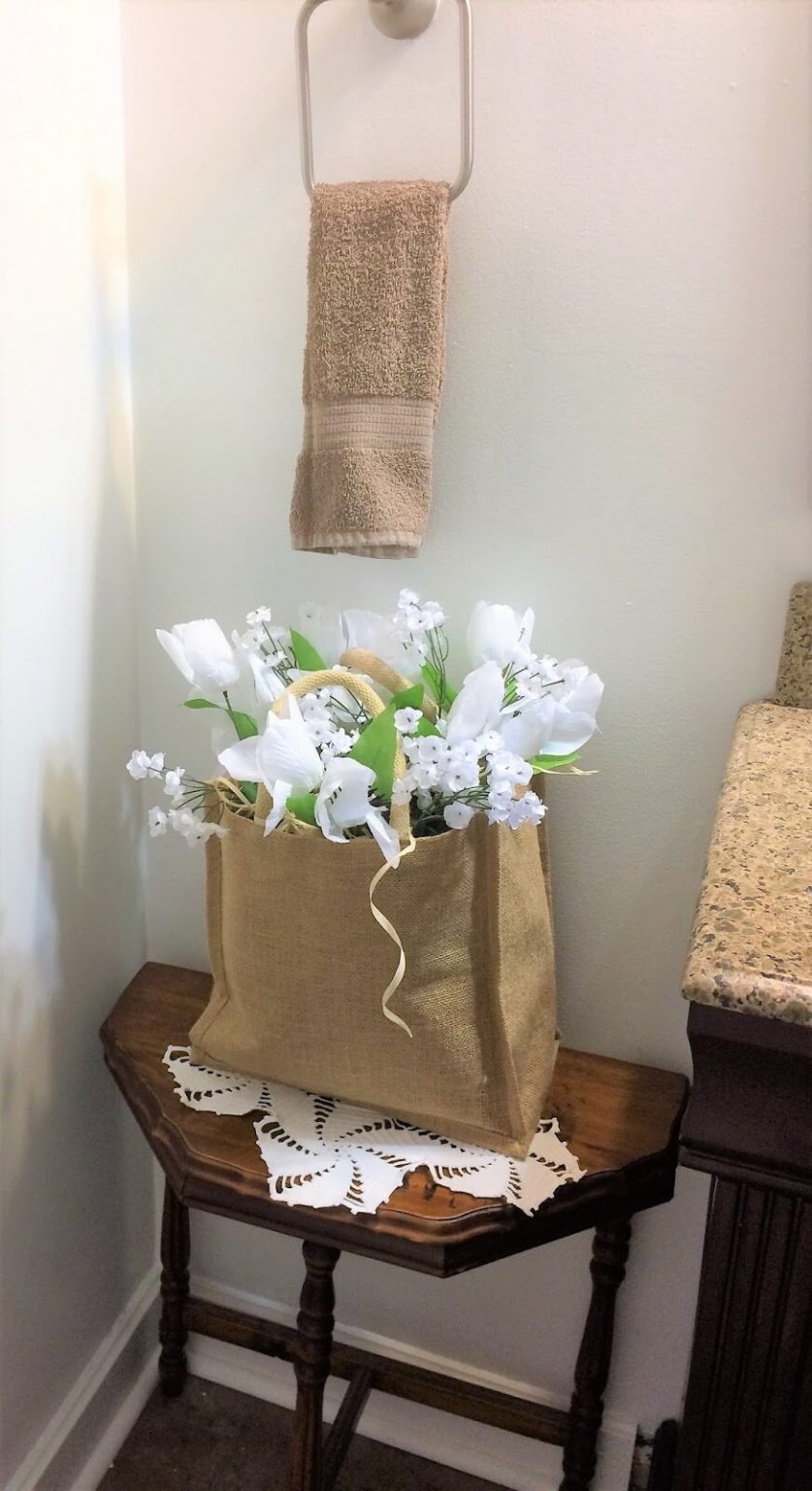 06b-farmhouse-bathroom-design-decor-ideas-homebnc-837x1536-1