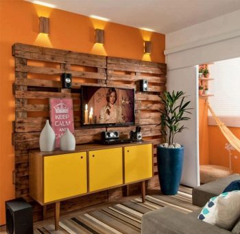 09-homemade-living-room-wall-back-splash-pallet-furniture-ideas-homebnc