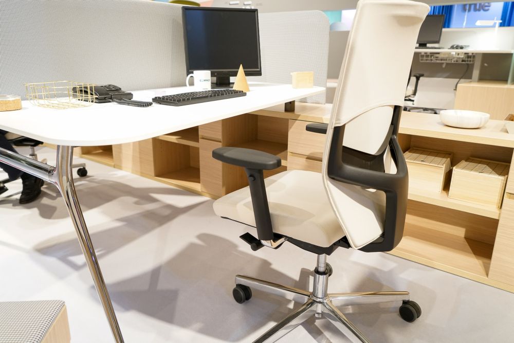 Modern-furniture-for-office-room