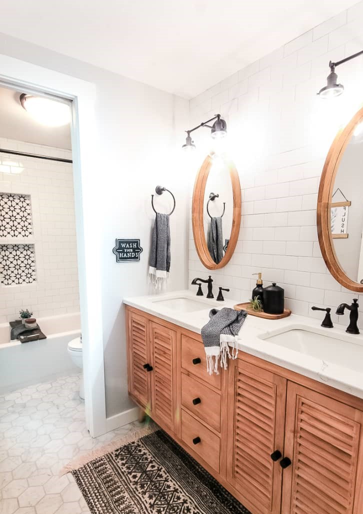 At_modern-farmhouse-bathroom-reveal-with-boho-vibes-2-2