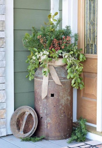 04-outdoor-holiday-planter-ideas-homebnc