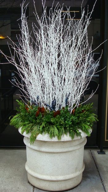 07-outdoor-holiday-planter-ideas-homebnc