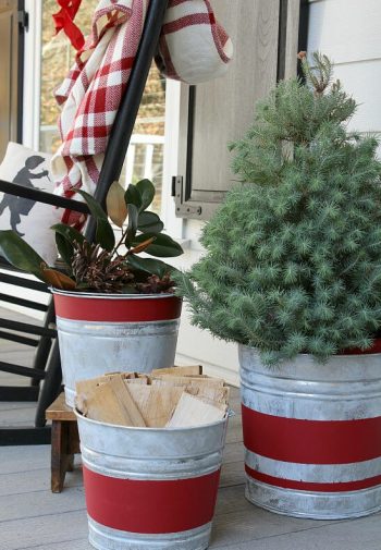09-outdoor-holiday-planter-ideas-homebnc