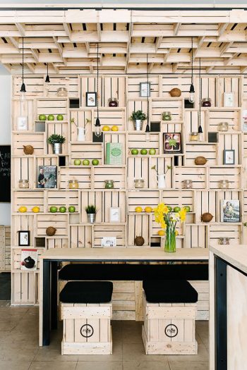 14-wooden-kitchen-bench-with-matching-back-splash-diy-pallet-projects-homebnc