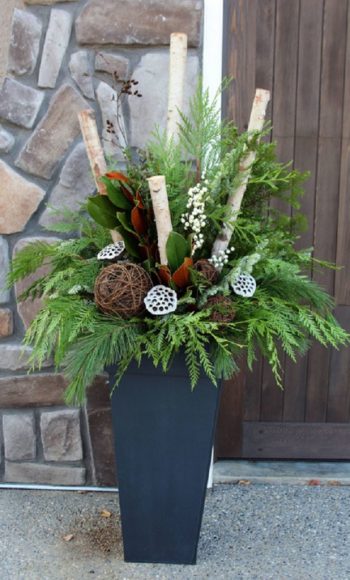 Diy-winter-outdoor-planters-christmas-decorations-porch-pots-ideas-patio-decor-lighted-colorful-urn-farmhouse-garden-apieceofrainbow-8-618x1024-1
