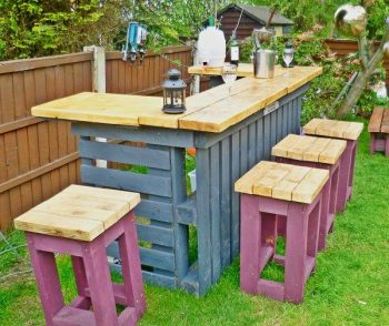 Pallet-bar-and-stools