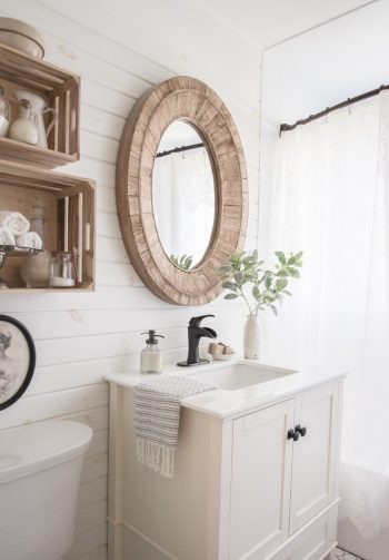 Vintage-photo-artwork-in-the-bathroom-18