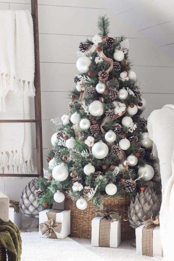 White-christmas-tree-decorating-ideas-01-1-kindesign
