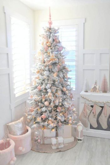 White-christmas-tree-decorating-ideas-02-1-kindesign-768x1156-1