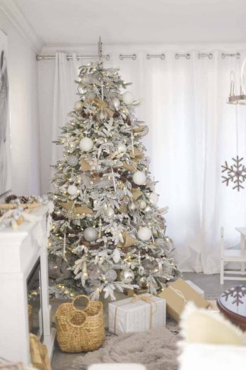 White-christmas-tree-decorating-ideas-04-1-kindesign
