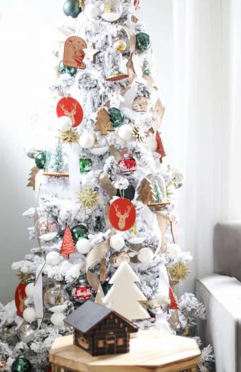 White-christmas-tree-decorating-ideas-27-1-kindesign-768x1301-1