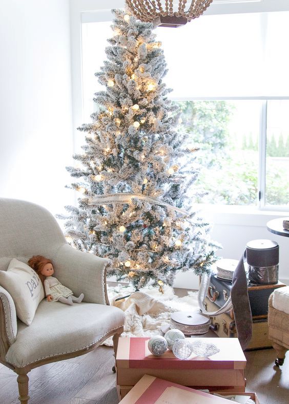 05-lights-are-enough-to-highlight-a-flocked-tree-look