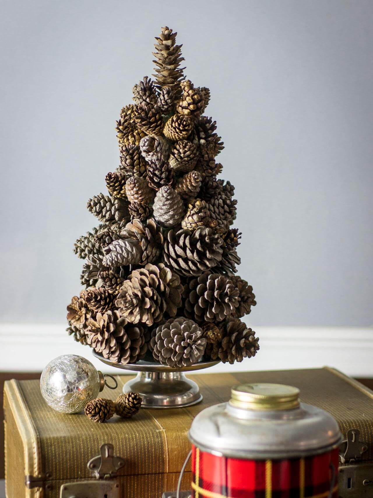 08-diy-pine-cone-crafts-ideas-homebnc-v2