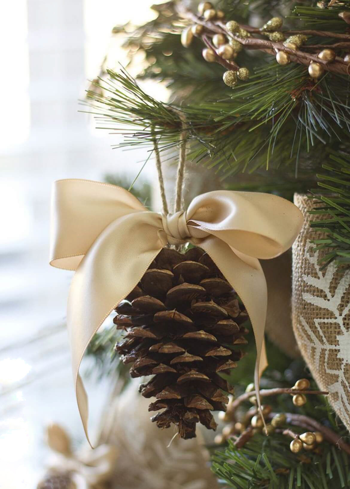 09-diy-pine-cone-crafts-ideas-homebnc_edited