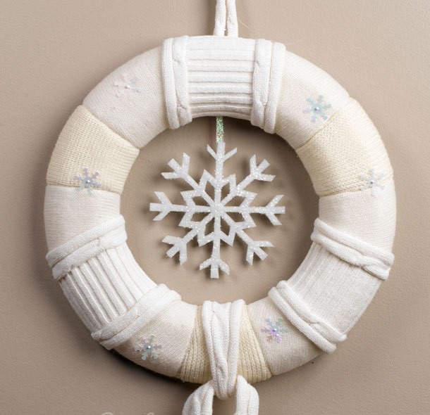 1-winter-wreath-with-a-snowflake-around