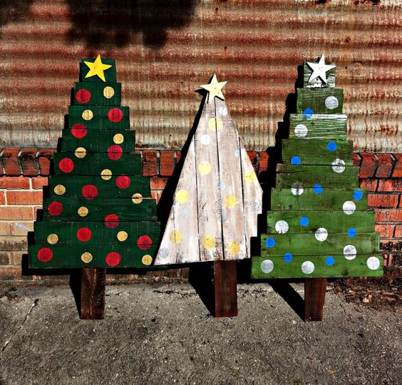 19-bold-and-colorful-pallet-christmas-trees-for-outdoor-decor