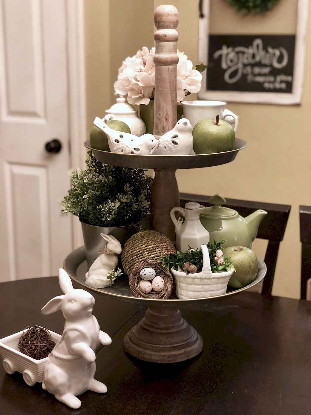 27-catchy-farmhouse-spring-decor-ideas