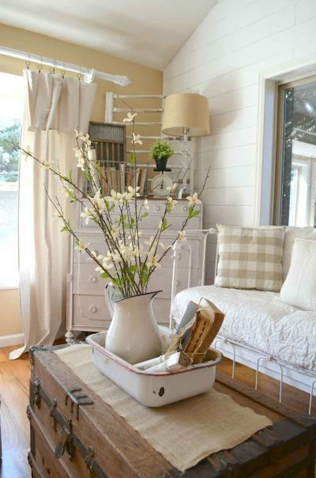 37-catchy-farmhouse-spring-decor-ideas