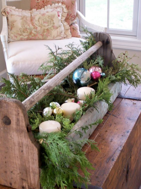 39-vintage-toolbox-repurposed-for-holiday-decor-with-fir-branches-candles-and-ornaments