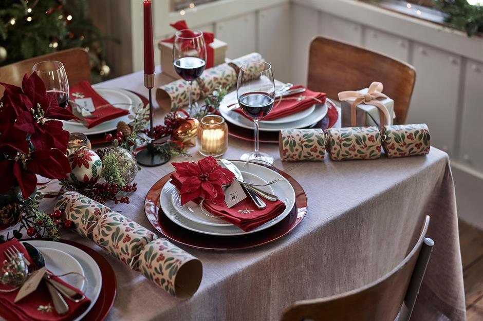 3ab51b1f-0699-4d2a-b60b-8e5ad9c8e66e-dobbies_festive-fables-tabletop_poincetta