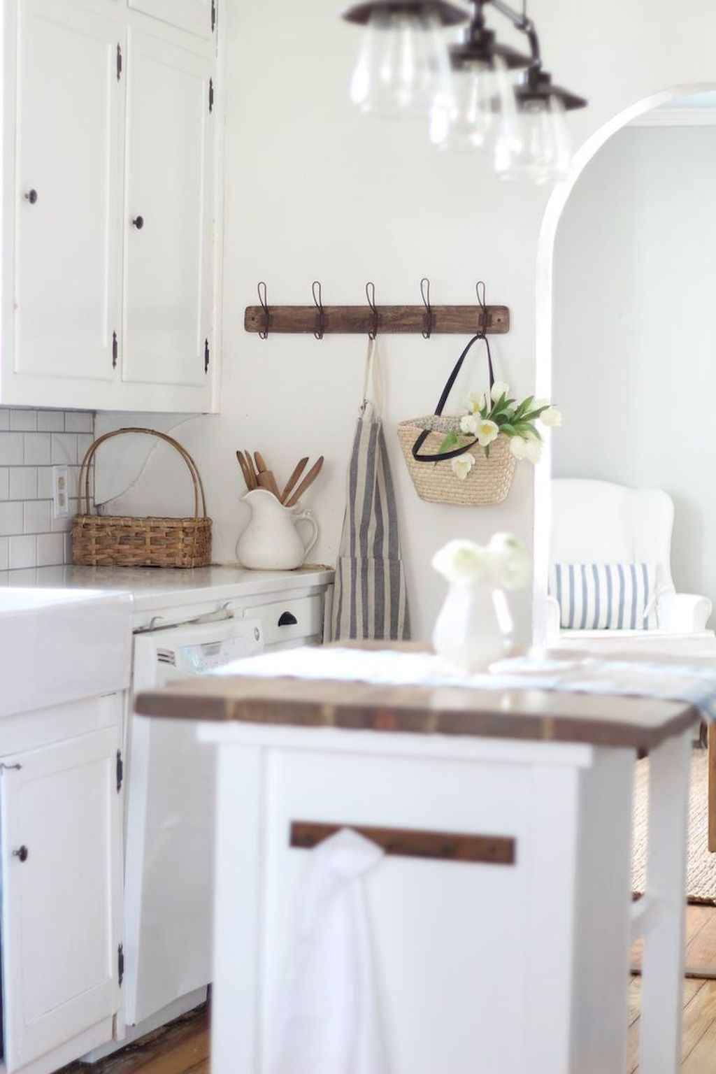 60-catchy-farmhouse-spring-decor-ideas